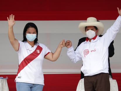 Los candidatos presidenciales peruanos Pedro Castillo y Keiko Fujimori en la Plaza de Armas, este sábado en Chota (Perú), un pequeño pueblo a 960 kilómetros de Lima, la capital.