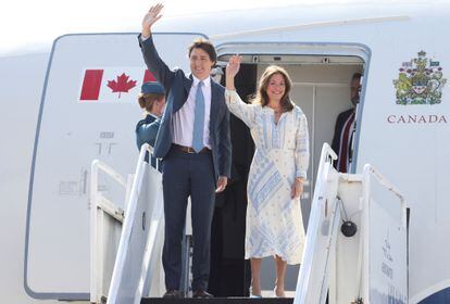 El primer ministro canadiense, Justin Trudeau, con su esposa, Sophie Grégoire, bajan las escaleras de su aeronave al llegar al Aeropuerto Internacional de Santa Lucía, en el Estado de México, este lunes.