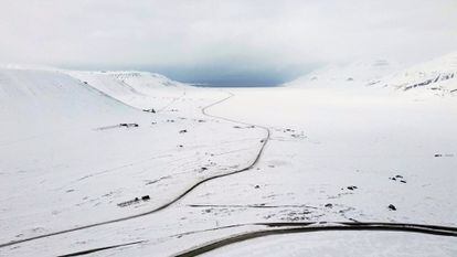 La carretera que une Longyearbyen y el aeropuerto, una de las pocas que hay en todo el archipiélago. 'Terra incognita' hasta finales del siglo XVI, Svalbard se ha convertido en un gigantesco laboratorio natural al que llegan centenares de científicos de todos los continentes especializados en múltiples disciplinas: climatólogos, glaciólogos, expertos en corrientes oceánicas, o incluso investigadores del campo magnético de la Tierra atraídos por las auroras boreales.
