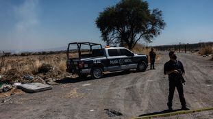 La policía del área metropolitana de Guadalajara resguarda la zona donde fue encontrado el cuerpo de una persona el 17 de febrero.