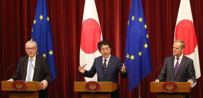 El primer ministro japonés, Shinzo Abe (c); el presidente del Consejo de la UE, Donald Tusk (d), y el presidente de la Comisión Europea, Jean-Claude Junker, este martes tras la firma de un acuerdo económico en Tokio.