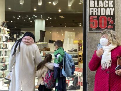 Una familia se detiene frente a una tienda con descuentos.