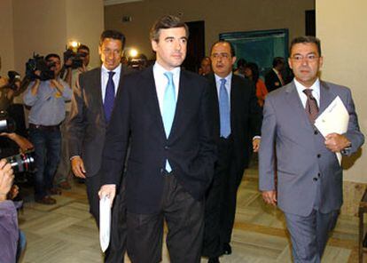 El ex ministro del Interior, Ángel Acebes, junto al presidente de la comisióbn del 11-M, Paulino Rivero (derecha) y los diputados del PP Eduardo Zaplana e Igancio Gil Lázaro.