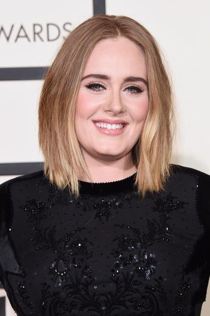Adele, que no estuvo nominada a ningún premio pero que optará a los del año que viene, con melenita suelta y maquillaje natural