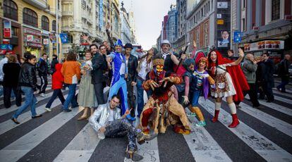 Los protagonistas de algunos de los principales musicales de la capital posan en la Gran Vía.