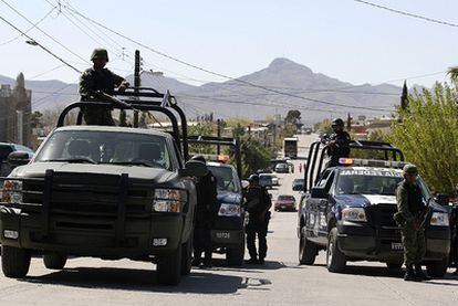 Miembros el Ejército mexicano y la Policía Federal vigilan un puesto de control en Ciudad Juárez