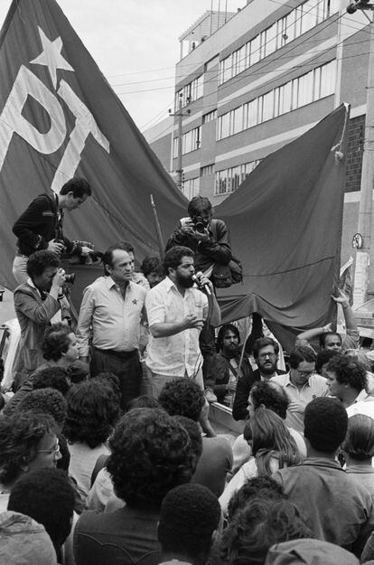 En las elecciones constituyentes del 15 de noviembre de 1986, una vez disuelto el régimen militar, el PT fue el partido de izquierda que mayor número de votantes atrajo y con un 6,9 % de los votos obtuvo 16 diputados, mientras que en las municipales, logró ganar 36 alcaldías en ciudades como São Paulo, Pôrto Alegre o Vitória. En la imagen, Lula da Silva durante un acto de campaña del PT, en São Paulo, el 11 de diciembre de 1982. 