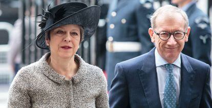 La primer ministra brit&aacute;nica Theresa May, con su marido, Philip May
