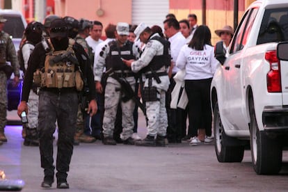 Elementos del Ejército y la Guardia Nacional en el sitio donde fue asesinada Gaytán, este 1 de abril.