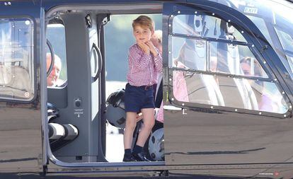 El príncipe Jorge de Cambridge en un helicóptero durante su visita a Polonia y Alemania.