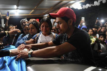 Familiares de Francisco Chiquival, muerto durante el incendio en Ciudad Juárez, colocan una bandera guatemalteca sobre su féretro, en Nahualá, este miércoles. 