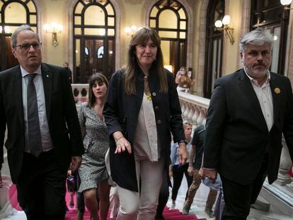 Laura Borrás acude junto a Quim Torra (izquierda) y Albert Batet a la reunión de la mesa que la destituirá como presidenta del Parlament, el pasado jueves.