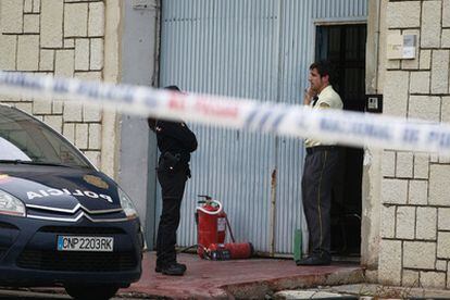 Agentes de la Policia Nacional en la puerta del depósito de Sanidad de Málaga, donde se está investigando un robo de droga.