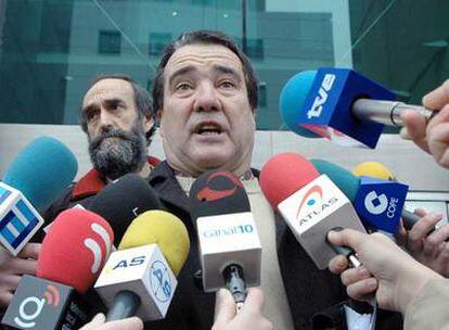 Cándido González y, detrás, Juan Manuel Martínez, el pasado 19 de febrero, día en el que se conoció la sentencia.
