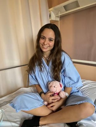 Núria Jordà tiene 21 años y es de Gandía (Valencia). En marzo de 2021, la operaron de un tumor hereditario y, debido a algunas complicaciones durante la intervención, ahora padece disfagia.