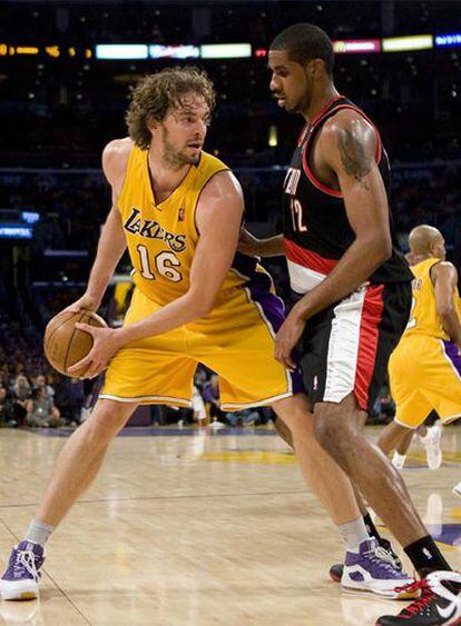 El jugador de los Lakers Paul Gasol es marcado por LaMarcus Aldridge, de los Trail Blazers de Portland.
