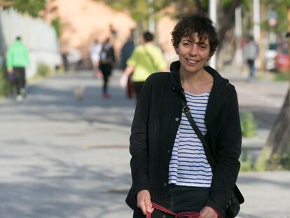 Lorena López pasea a su perro 'Simón', en Madrid.