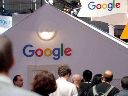 Asistentes a una feria tecnológica de París, junto al mostrador de Google.
