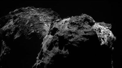 El cometa 67P en cuya superficie está posada la sonda 'Philae'