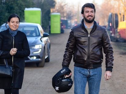 El vicepresidente de la Junta de Castilla y León, Juan García-Gallardo (derecha), llega, en coche oficial y con casco, a la concentración motera Pingüinos, este viernes en Valladolid.
