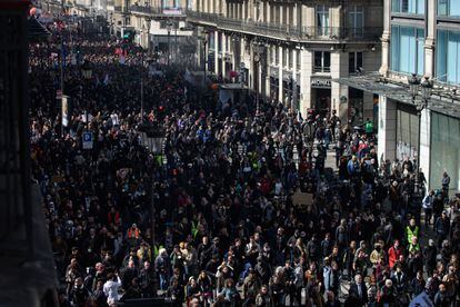 Miles de personas han salido a la calle este viernes en París en protesta por la reforma de las pensiones de Macron.