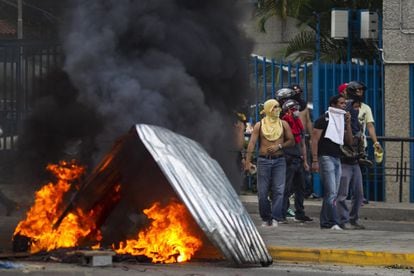 Los entrentamientos entre activistas antigubernamentales y la Guardia Nacional Bolivariana llevan ya tres semanas. 