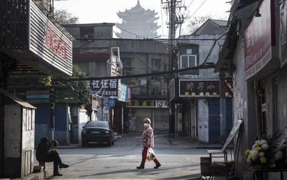 Una mujer camina con mascarilla por una calle de Wuham, principal foco del coronavirus en China, el pasado 31 de enero. 