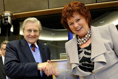 Trichet saluda a la eurodiputada Sharon Bowles, presidenta de la Comisión de Economía, ayer en Bruselas.