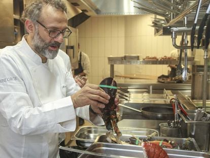 El chel Massimo Bottura en las cocinas del su restaurante Osteria Francescana.