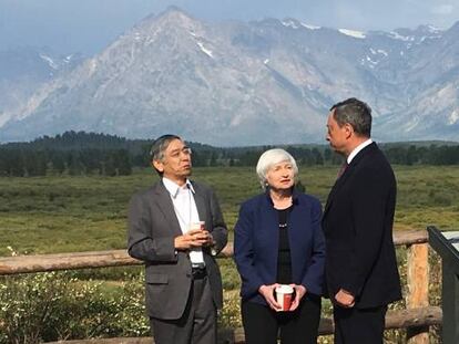 El presidente del Banco de Japón, Haruhiko Kuroda, junto a Janet Yellen y Mario Draghi en Jackson Hole 