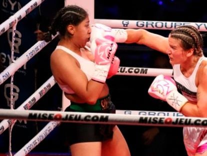 La boxeadora mexicana Jeannette Zacarías recibe un puñetazo de Marie-Pier Houle en Montreal, Canadá, en un fragmento del combate.