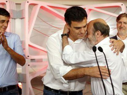 Eduardo Madina y Jos&eacute; Antonio P&eacute;rez Tapias aplauden a Pedro S&aacute;nchez, felicitado por Alfredo P&eacute;rez Rubalcaba.