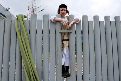 A child from Lev Tahor peers over a fence at a shelter in Chiapas, Mexico, on September 28.