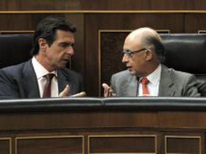El ministro de Industria, Jos&eacute; Manuel Soria, junto al de Hacienda, Crist&oacute;bal Montoro.