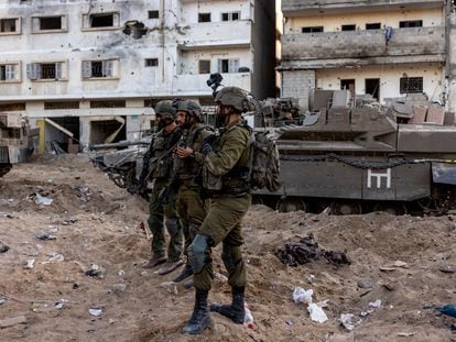 Israeli soldiers stand amid the rubble, during the ongoing ground invasion against Palestinian Islamist group Hamas in the northern Gaza Strip, November 8, 2023. REUTERS/Ronen Zvulun EDITOR’S NOTE: REUTERS PHOTOGRAPHS WERE REVIEWED BY THE IDF AS PART OF THE CONDITIONS OF THE EMBED. NO PHOTOS WERE REMOVED.