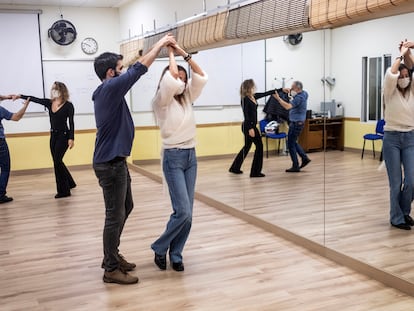 Clases de bachata en la academia Art Dance en la calle del General Díaz Porlier, 36, de Madrid.