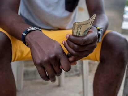 Migrantes con algunos dólares en Colombia.