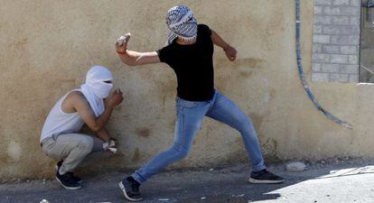 Un joven palestino tira piedras a las fuerzas israel&iacute;es en Jerusal&eacute;n.