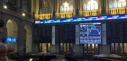 Vista del interior de la Bolsa de Madrid este lunes.