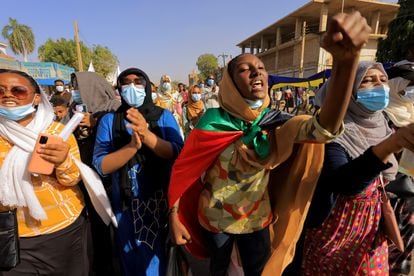 Un grupo de mujeres marchan el pasado 13 de diciembre durante una manifestación desde Jartum Norte hasta Omdurman contra el régimen militar tras el golpe de estado en Sudán.