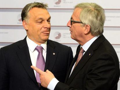 Juncker (derecha) recibe a Orban, este viernes en Riga.