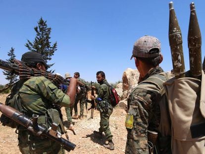 Combatientes rebeldes este lunes en la zona rural occidental de Manbij, en Alepo, Siria.