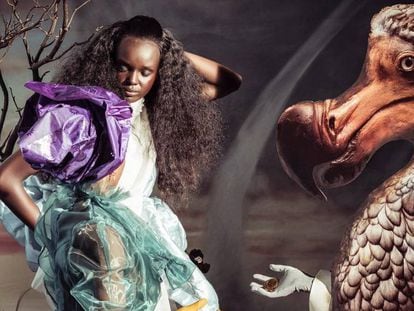 La modelo Duckie Thot en una de la imágenes del Calendario Pirelli 2018.