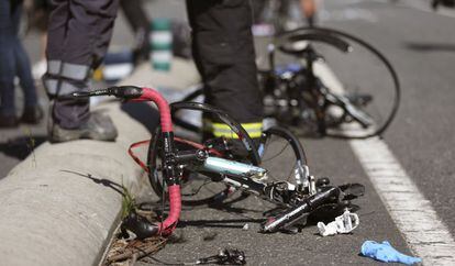 Las bicicletas de los ciclistas atropellados en A Guarda el pasado sábado.