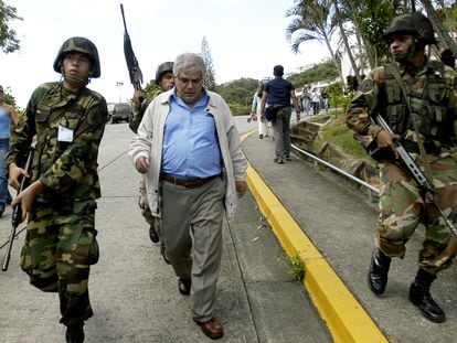 Enrique Mendoza es escoltado después de votar en un referéndum sobre Hugo Chávez en Caracas (Venezuela), el 15 de agosto de 2004.
