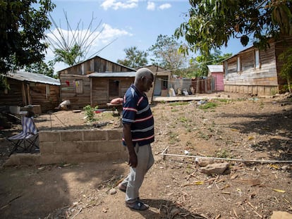 Un hombre camina junto a viviendas condenadas a ser demolidas para la construcción del muro fronterizo entre República Dominicana y Haití.