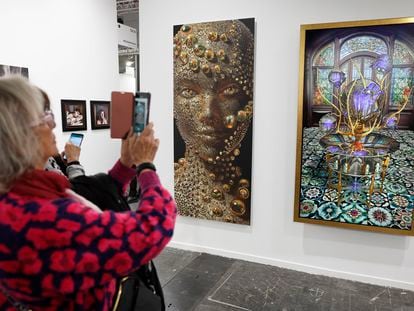 Asistentes a la feria de arte ARCO de Madrid fotografían el pasado día 8 dos obras de la artista Marina Núñez creadas con ayuda de la Inteligencia Artificial (IA).