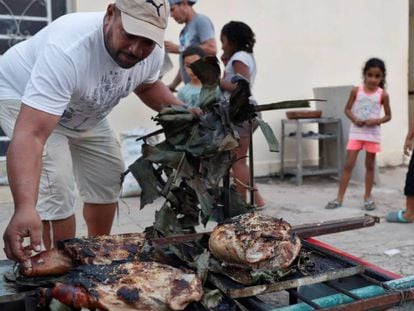 Un hombre asa carne esta Nochevieja en Cuba.