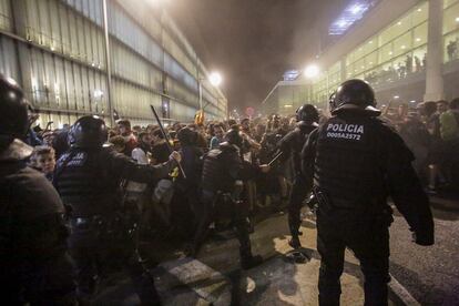 Manifestantes de Tsunami Democràtic colapsan la T-1 del aeropuerto de Barcelona, en octubre de 2019.