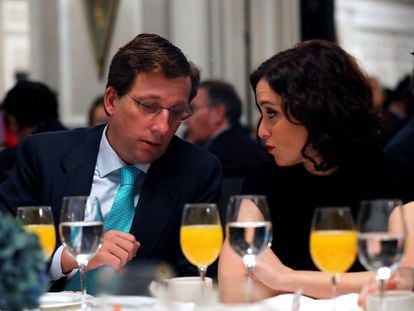 El alcalde de Madrid, José Luis Martínez-Almeida (i), conversa con la presidenta de la Comunidad de Madrid, Isabel Díaz Ayuso (d), durante un desayuno informativo en el que ha participado el líder del Partido Popular (PP), Pablo Casado, este lunes en Madrid.